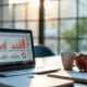 Bureau moderne avec ordinateur affichant un tableau analytique