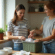 Jeune femme triant des recyclables dans la cuisine moderne