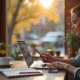 Jeune femme travaillant sur un ordinateur portable au café avec réseaux sociaux