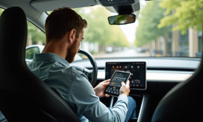 Homme lisant dans une Tesla Model 3 lumineuse et moderne