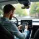 Homme lisant dans une Tesla Model 3 lumineuse et moderne