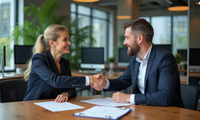 Homme et femme d'affaires se serrant la main dans un bureau moderne