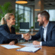 Homme et femme d'affaires se serrant la main dans un bureau moderne