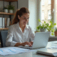 Jeune femme professionnelle travaillant sur son ordinateur dans un bureau lumineux